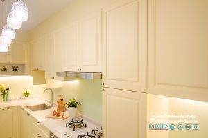 ตู้ลอยวัสดุชนิดเบา, Cream-Colored Classic Kitchen : ชุดครัวคลาสสิคโทนสีครีมสดใส