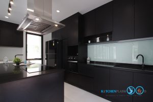 Modern Black Kitchen ชุดครัวดำสุดเท่ ในสไตล์โมเดิร์น, แผงกันคราบพ่นสี,