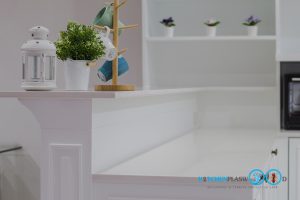 ชุดครัวบิ้วอิน All White Classic Kitchen, เคาน์เตอร์บาร์, ท็อปหินควอทซ์สีขาว,