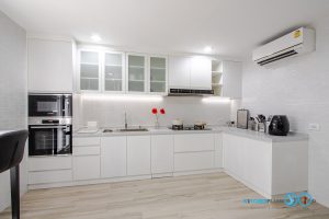 Modern White Kitchen ชุดครัวบิ้วอินโทนขาว สุดคลีน, ครัวสีขาว, ครัวตัวแอล, ครัวสไตล์โมเดิร์น, ชุดครัวกันน้ำกันปลวก,